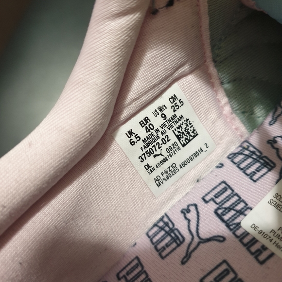 Puma sneakers sz 9 - Picture 6 of 7